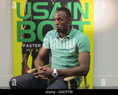 Le sprinter jamaïcain Ubain Bolt est interviewé avant de signer des copies de son autobiographie « Faster than Lightning » à Selfridges, Londres. Banque D'Images