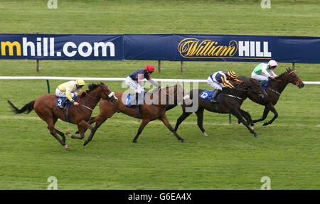 Jordan Nason Llewellyn (à droite) remporte la qualité et la valeur aux enjeux de l'Irish Yearling Sales Handicap lors du premier jour du William Hill Ayr Gold Cup Festival à Ayr Racecourse. Banque D'Images