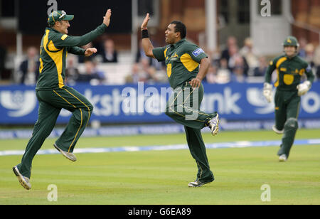 Samit Patel et David Hussey, de Notinghamshire, célèbrent le défilé de Chris Cooke, de Glamorgan, lors de la finale de la Yorkshire Bank Pro40 au terrain de cricket de Lord's, à Londres. Banque D'Images