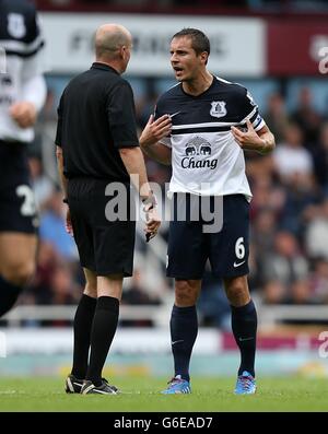 Soccer - Barclays Premier League - West Ham United v Everton - Upton Park. Phil Jagielka d'Everton parle à l'arbitre Lee Mason Banque D'Images