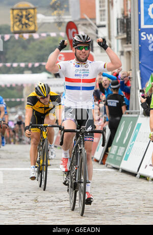 Mark Cavendish d'Omega Pharma Quick-Step célèbre la victoire lors de la septième étape du Tour de Grande-Bretagne de 2013 d'Epsom à Guildford. Banque D'Images