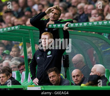 Le directeur celtique Neil Lennon dans le dugout avec l'assistant Johan Mjallby derrière lui pendant le match Scottish Premiership au Celtic Park, Glasgow. Banque D'Images