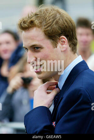 Le Prince William rencontre des membres du public lorsqu'il arrive à NASH (Newport action for Single Homeless) à Newport, au sud du pays de Galles, avec son père le Prince Charles.la visite était l'une des nombreuses organisées à travers la principauté pour marquer le 21e anniversaire du jeune prince. Banque D'Images