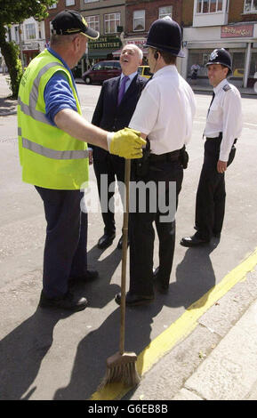 Le chef conservateur Iain Duncan Smith (deuxième à gauche) parle avec le balayeur de la route Alan Lambert, le PC Stephen Chalcott et le Sgt Tony How (à droite) lors d'une visite au poste de police de Chingford à Londres. Banque D'Images