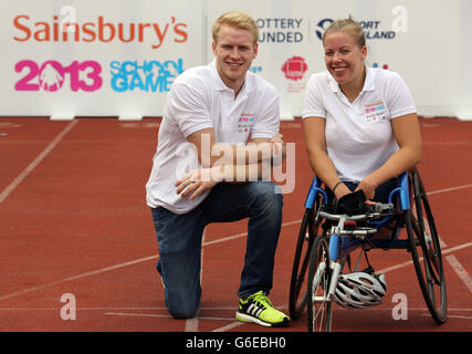 2013 Jeux scolaires de Sainsbury - première journée - Sheffield.Hannah Cockroft (à droite) Jonnie Peacock pendant la première journée des Jeux scolaires de Sainsbury???s 2013 au Don Valley Stadium, Sheffield. Banque D'Images