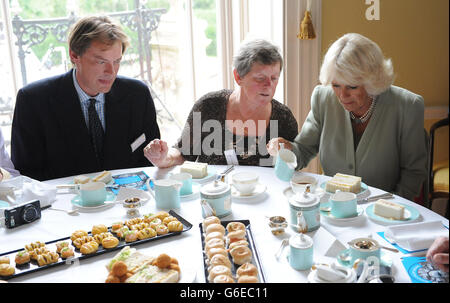 La duchesse de Cornwall parle aux anciens combattants pendant le thé de l'après-midi alors qu'elle assiste à l'ouverture du nouveau Musée de la bataille d'Angleterre du Prieuré de Bentley à Stanmore. Banque D'Images