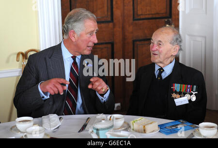 Le Prince de Galles s'entretient avec Nigel Rose, chef vétéran des escadrons, pendant le thé de l'après-midi, alors qu'il assiste à l'ouverture du nouveau Musée de la bataille de Grande-Bretagne du Prieuré de Bentley à Stanmore. Banque D'Images