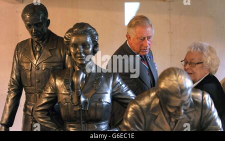 Le prince de Galles est accompagné par Eileen Young (à droite), qui regarde autour de la « salle de filtration », alors qu'ils assistent à l'ouverture du nouveau musée de la bataille de Grande-Bretagne du Prieuré de Bentley à Stanmore. Banque D'Images