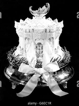 Le haut niveau du gâteau de mariage de la princesse Elizabeth est utilisé pour le gâteau officiel du baptême royal. McVitie & Price, qui a fait le gâteau de mariage avec un berceau en argent, qui contient une poupée miniature vêtue de robes de baptême, de pelisse et de bonnet par la Royal School of Needlework. L'IMAGE MONTRE: Le gâteau de baptême montrant le bébé dans le berceau comme une pièce supérieure. Banque D'Images