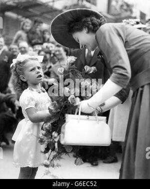 La princesse Elizabeth reçoit des fleurs d'une jeune fille tout en accompagnant le duc d'Édimbourg lorsqu'on lui a donné la liberté de Greenwich. Banque D'Images