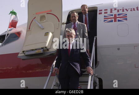 Le ministre britannique des Affaires étrangères Jack Straw arrive à Téhéran, en Iran, où il a exhorté les dirigeants du pays à ouvrir son programme nucléaire controversé aux inspecteurs internationaux Dès que possible . * M. Straw a mis en garde que le fait de ne pas coopérer sur la question nucléaire pourrait nuire à ses chances d'un accord commercial lucratif avec l'Union européenne. Son appel s'accompagne d'une inquiétude internationale grandissante quant au fait que le programme de puissance civile de l'Iran est une couverture pour le développement d'armes nucléaires. Banque D'Images