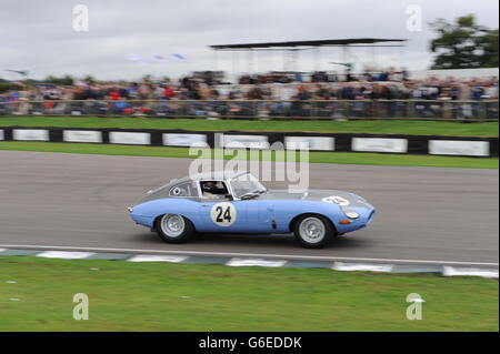 JAGUAR E-TYPE FHC 1962 DANS LA COURSE ROYAL AUTOMOBILE CLUB L'UTILISATION DE CETTE IMAGE PEUT ÊTRE GRATUITE, À CONDITION QU'ELLE SOIT ACCOMPAGNÉE D'UN CRÉDIT OBLIGATOIRE DU PHOTOGRAPHE. Banque D'Images