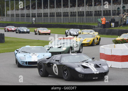 FORD GT.40 TROPHÉE WHITSUN L'UTILISATION DE CETTE IMAGE PEUT ÊTRE GRATUITE, À CONDITION QU'ELLE SOIT ACCOMPAGNÉE D'UN CRÉDIT OBLIGATOIRE DU PHOTOGRAPHE. Banque D'Images