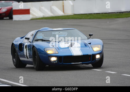 FORD GT.40 TROPHÉE WHITSUN L'UTILISATION DE CETTE IMAGE PEUT ÊTRE GRATUITE, À CONDITION QU'ELLE SOIT ACCOMPAGNÉE D'UN CRÉDIT OBLIGATOIRE DU PHOTOGRAPHE. Banque D'Images