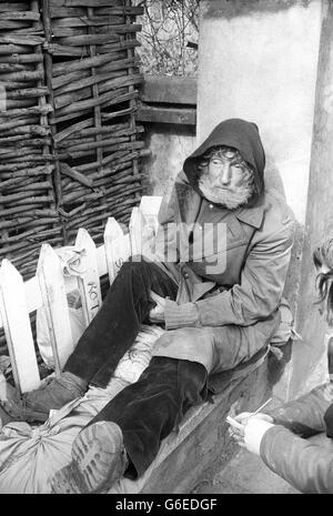 Dennis Rough, le tramp né à Paddington, à côté de sa nouvelle maison, un jardin d'osier dans le jardin de Tony Benn, maison indépendante de luxe de Chesterfield MP à Holland Park Avenue, Londres. Dennis a été « ébauche » dans le hangar pendant une semaine. M. Benn est absent en vacances, et sa femme de ménage dit que le tramp n'a pas causé de problèmes. Banque D'Images