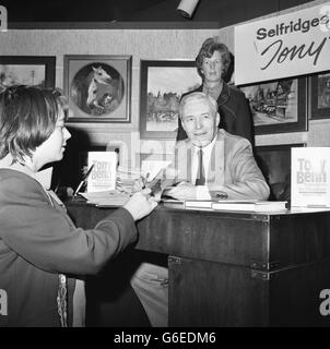 L'ancien secrétaire à l'énergie, M. Anthony Wedgwood Benn, au grand magasin Selfridges de Londres, a signé des copies de son nouveau livre, « argument pour le socialisme ». Banque D'Images