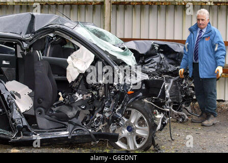 Un membre du personnel regarde les restes de Ford Mondeo et Audi, dans un chantier de récupération à Newry, dans le comté de Down, après que cinq personnes sont mortes dans une tête lors d'une collision à la périphérie de la ville. La route a été fermée pendant plusieurs heures car les pompiers ont utilisé de l'équipement de coupe lourd pour libérer les corps des quatre femmes et d'un homme. Brian McGuigan, agent adjoint des pompiers de la division, a déclaré qu'il était horrifié par l'ampleur du carnage et a ajouté : « c'était une dévastation totale. » Banque D'Images