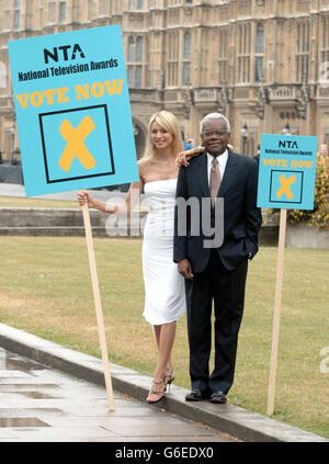 Sir Trevor McDonald et Tess Daly, à Abingdon Gardens Westminster (Londres), pour souligner l'engagement de voter pour les National Television Awards (NTA). Banque D'Images