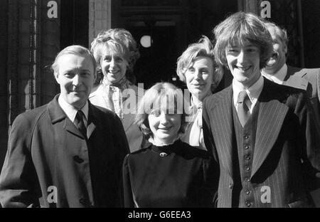 M. Anthony Wedgwood Benn (l), député de Bristol se et ministre du gouvernement de 1966, a vu son fils Hilary, âgé de 19 ans, épouser au bureau d'enregistrement de Kensington. La mariée était Rosalind Retey, également 19. Ils se sont rencontrés à l'école. Banque D'Images