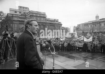 M. Anthony Wedgwood Benn, président du Parti travailliste et challenger pour la direction adjointe du Parti travailliste parlementaire, prenant la parole lors d'un rassemblement des jeunes socialistes sur le chômage à Trafalgar Square, Londres. Banque D'Images