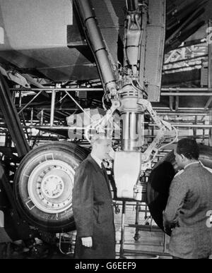 M. ANTHONY WEDGWOOD BENN, ministre de la technologie, a parlé à un technicien des roues de la Concorde 002 dans le cintre de Brabazen à Filton, Bristol. Il y a rendu une visite hush-hush pour être filmé avec la Concorde pour un film du Bureau central de l'information et il a également saisi l'occasion de discuter des derniers développements. Banque D'Images