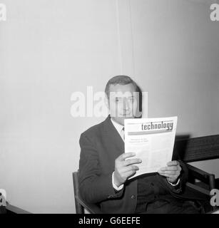 M. ANTHONY WEDGWOOD BENN, ministre britannique de la technologie, détient une copie d'une nouvelle publication, « Nouvelle technologie », lors d'une conférence de presse à la Millbank Tower, Londres. "Nouvelles technologies", sera publié mensuellement par le Ministère avec la coopération du Bureau central de l'information et distribué gratuitement. Il est destiné aux personnes âgées de l'industrie, du commerce et de la finance, dans les domaines de l'ingénierie, des sciences et de l'éducation. Ce premier numéro porte un compte de 2000 mots de M. Wedgwood Benn, avec une référence particulière à l'importance de la fusion avec l'aviation. Banque D'Images