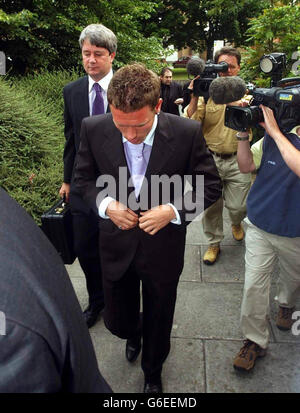 Craig Bellamy, la star du football du pays de Galles et de Newcastle, arrive au tribunal de justice de Cardiff où il a refusé deux accusations de comportement racial aggravé. * le gréviste de 23 ans, de Newcastle, a plaidé non coupable à deux accusations d'utilisation de mots ou de comportements menaçants, abusifs ou insultants, Qui ont été aggravés par la race, suite à un incident présumé dans les premières heures de mars 24 cette année dans la région de la nuit de Jumpin JAKs dans le Millennium Plaza de Cardiff. Banque D'Images