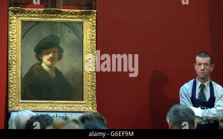 Un portier se trouve à côté d'un autoportrait de Rembrandt à la maison de vente aux enchères de Sotheby à Londres. La peinture, découverte seulement à l'automne dernier, a été achetée par un magnat de casino pour un record de 6.9 millions aujourd'hui. * américain Stephen Wynn BID par téléphone pour le chef-d'œuvre et a dit qu'il a l'intention d'afficher le travail à Las Vegas. Le 6,949,600 payé pour la peinture, qui inclut la prime de l'acheteur, est le prix le plus élevé pour un autoportrait par le peintre néerlandais a vendu à la vente aux enchères . Banque D'Images