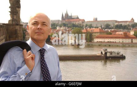 Le chef du parti conservateur Iain Duncan Smith fait une pause devant le château de Prague, avant son discours devant la CEP (Fondation tchèque pour l'économie et la politique) dans la capitale de la République tchèque. * le dirigeant conservateur a appelé aujourd'hui à une alliance pancontinentale pour balayer la vision de la "vieille Europe" d'un super-État de l'Union européenne. Dans un discours d'ouverture, M. Duncan Smith a soutenu que les citoyens des 15 États de l'UE existants et des 10 pays candidats qui chérissent les libertés démocratiques veulent une destination alternative - une « nouvelle Europe » et a insisté sur le fait que ses politiques de rejet de la monnaie unique européenne Banque D'Images