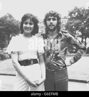 Paul Nicholas, qui doit jouer le rôle de premier plan de Jésus-Christ dans la production londonienne de l'ouverture de Jésus-Christ Superstar au Palace Theatre, vu avec sa co-star Sylvie McNeill, qui était Mary Magdalene. Banque D'Images