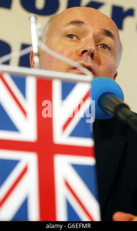 Le chef du Parti conservateur Iain Duncan Smith prononce un discours devant la CEP (Fondation tchèque pour l'économie et la politique) dans la capitale de la République tchèque, Prague. * le dirigeant conservateur a appelé à une alliance pancontinentale pour balayer la vision de la "vieille Europe" d'un super-État de l'Union européenne. Dans un discours d'ouverture, M. Duncan Smith a soutenu que les citoyens des 15 États de l'UE existants et des 10 pays candidats qui chérissent les libertés démocratiques veulent une destination alternative - une « nouvelle Europe » et a insisté sur le fait que ses politiques de rejet de la monnaie unique européenne et de la proposition de constitution de l'UE Banque D'Images