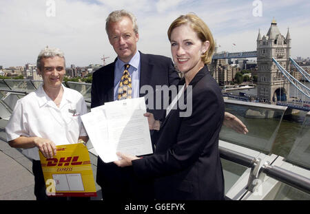 Barbara Cassani, présidente de Londres 2012, et Simon Clegg (au centre), chef de la direction de l'Association britannique des Jeux Olympiques, ont envoyé des lettres confirmant la candidature de Londres pour les Jeux de 2012 au courrier DHL Jayne Parsons (à gauche), à l'hôtel de ville de Londres.*...Londres est officiellement entré dans la course pour les Jeux Olympiques de 2012.Des lettres du Premier ministre Tony Blair, de l'Association olympique britannique (BOA) et du maire de Londres Ken Livingstone nommant officiellement la capitale comme « ville candidate » ont été envoyées au Comité international olympique de Lausanne, en Suisse.Mme Cassani, qui dirige la soumission, a dit: «c'est un Banque D'Images