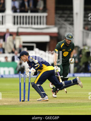 Mark Wallace de Glamorgan regarde pendant que Ben Wright se dispute le cricket de David Hussey de Notinghamshire lors de la finale de la Yorkshire Bank Pro40 au terrain de cricket de Lord's, Londres. Banque D'Images