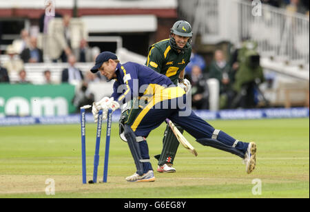 Mark Wallace de Glamorgan regarde pendant que Ben Wright se dispute le cricket de David Hussey de Notinghamshire lors de la finale de la Yorkshire Bank Pro40 au terrain de cricket de Lord's, Londres. Banque D'Images