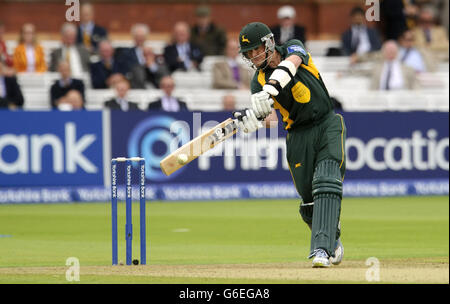 Le Graeme Swann de Notinghamshire chauves-souris lors de la finale de la Yorkshire Bank Pro40 au Lord's Cricket Ground, Londres. Banque D'Images