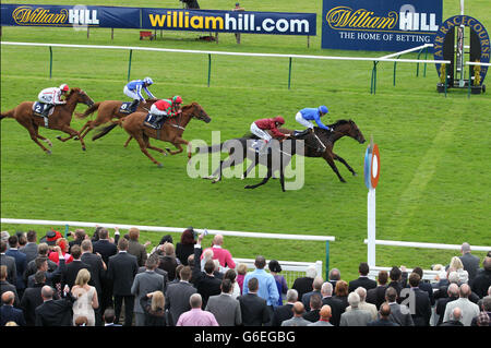 Sharestan, monté par Kieren Fallon (à droite), remporte les enjeux de la coupe William Hill-Bet on the Move Doonside au cours du troisième jour du festival William Hill Ayr Gold Cup à l'hippodrome d'Ayr. Banque D'Images