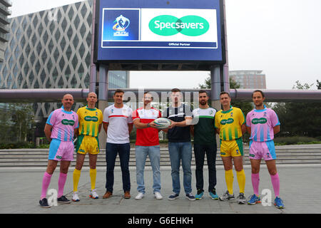 (G-D) Phil Bentham, Thierry Alibert, Jon Wilkin, Lloyd White, Ben Kavanagh, Tyrone McCarthy, Ben Thaler et Tim Roby lors d'une séance photo Specsavers à MediaCity, Manchester. Banque D'Images