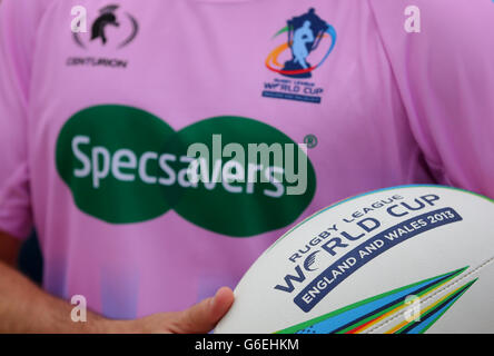 Rugby League - Specsavers Launch Referee Kit - MediaCity.Vue générale du nouveau kit d'arbitre Specsavers et du ballon de match de la coupe du monde de rugby à XIII. Banque D'Images