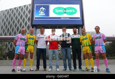 (G-D) Phil Bentham, Thierry Alibert, Jon Wilkin, Lloyd White, Ben Kavanagh, Tyrone McCarthy, Ben Thaler et Tim Roby lors d'une séance photo Specsavers à MediaCity, Manchester. Banque D'Images