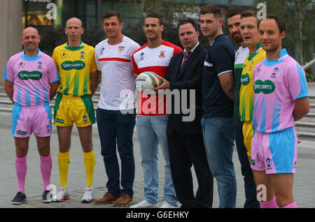 (G-D) Phil Bentham, Thierry Alibert, Jon Wilkin, Lloyd White, Simon Lefever, Ben Kavanagh, Tyrone McCarthy, Ben Thaler et Tim Roby lors d'une séance photo Specsavers à MediaCity, Manchester. Banque D'Images