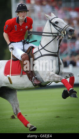 Le Prince Harry participe à la coupe du Jubilé d'or au Windsor Great Park, dans le Berkshire, où son équipe a battu Hurlingham. Banque D'Images