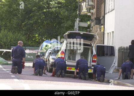 Des policiers font des recherches dans la région près du pub Prince of Wales, à Neville Road, Stoke Newington, Londres. Les détectives ont lancé une enquête sur les meurtres après avoir incendié un pub qui a tué un garçon de 10 ans et laissé ses deux jeunes frères se battre pour leur vie. * une fille de 11 ans, le cousin des garçons, et un homme dans ses années 30, qui se sont précipités dans le bâtiment en feu pour secourir les enfants, ont également été grièvement blessés, a déclaré la police. Le garçon de 10 ans dormait au-dessus de ses parents, au nord du pub de Londres, lorsque l'incendie a commencé à l'entrée d'une porte dans les quartiers de vie du bâtiment juste après Banque D'Images