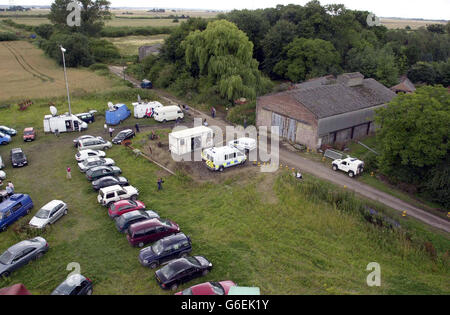 La police et les médias entourent la ferme de Tony Martin à Emneth Hungate, Norfolk. Martin a été libéré aujourd'hui après avoir purgé les deux tiers de sa peine d'emprisonnement de cinq ans pour avoir tué un cambrioleur de 16 ans et blessé son complice. * UN porte-parole du service pénitentiaire a déclaré qu'il avait été libéré d'un endroit non divulgué, ajoutant: 'Il est maintenant un homme libre.' Banque D'Images