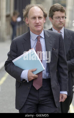 L'avocat de la BBC Andrew Caldecott QC arrive devant les cours royales de justice pour le début de l'enquête Hutton. L'enquête, qui est présidée par Lord Hutton et qui devrait se poursuivre pendant quelques mois, examinera les circonstances qui ont conduit au suicide de l'inspecteur d'armes du gouvernement, le Dr David Kelly. Lors de la première audience de l'enquête, on s'attendait à ce que des preuves de l'expertise du Dr Kelly et de ses contacts en matière de renseignement contredisent les suggestions qu'il était fantaisiste de « Walter Mitty », faites par le porte-parole officiel du Premier ministre Tom Kelly. Banque D'Images