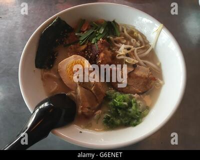 Flan de porc nouilles ramen soup bowl Banque D'Images