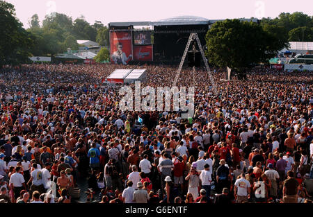 Foule V2003.La foule regardant la scène V principale, pendant le festival de musique V2003 à Chelmsford, Essex. Banque D'Images