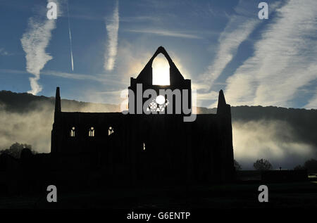 Le soleil d'automne s'élève derrière l'abbaye de Tintern dans la vallée de Wye. Banque D'Images