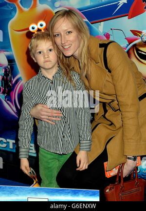 Jade Parfitt et son fils Jackson arrivent pour une projection spéciale du nouveau film Disney « Turbo » au vue Cinema de Leicester Square, dans le centre de Londres. Banque D'Images