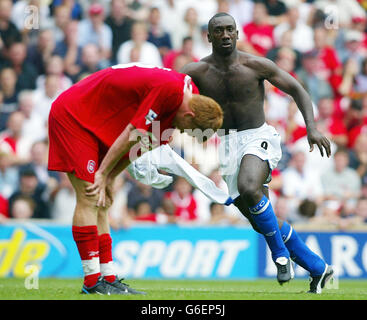 Jimmy Floyd Hasselbaink, de Chelsea, célèbre le but gagnant en tant que croûches John Arne Riise (à gauche) de Liverpool lors de leur match de première FA au stade Anfield de Liverpool. Chelsea a gagné 2-1. Banque D'Images