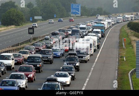 Ralentissez pour la circulation sur la chaussée en direction du sud de l'autoroute M5 à l'approche de l'échangeur M4 près de Bristol. 28/05/2004: Plus de 12 millions de voitures sont sur la route ce week-end des fêtes de banque, une enquête a révélé vendredi 28 mai 2004. Plus d'un quart des travailleurs (28 %) réservent un jour de congé pour éviter la circulation, tandis que 63 % quitteront le travail tôt, ou tard, aujourd'hui pour battre la précipitation, a constaté l'enquête de la compagnie d'assurance automobile Direct Line. Banque D'Images
